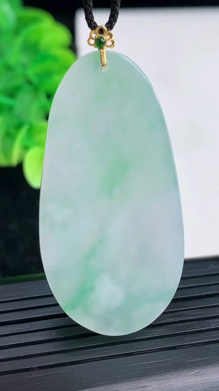 天然A货翡翠无事牌吊坠尺寸49-24.8-4.2重量:14.54g
4月4日