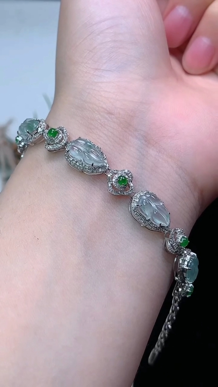 天然A货翡翠飘花金枝玉叶 叶子手链，尺寸10-5.8，重量:7.76g
4月4日