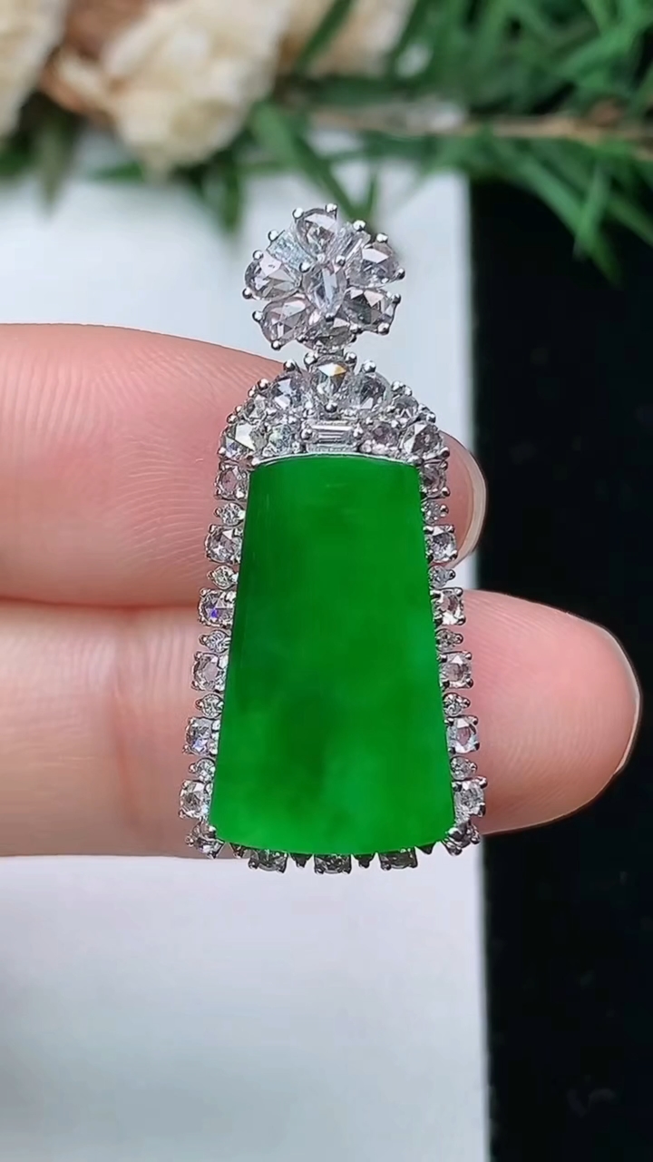 天然A货翡翠无事牌吊坠，尺寸29.5-13.8-8.2，裸石17.2-10.3，重量:4.71g
4月4日，重量:4.71g