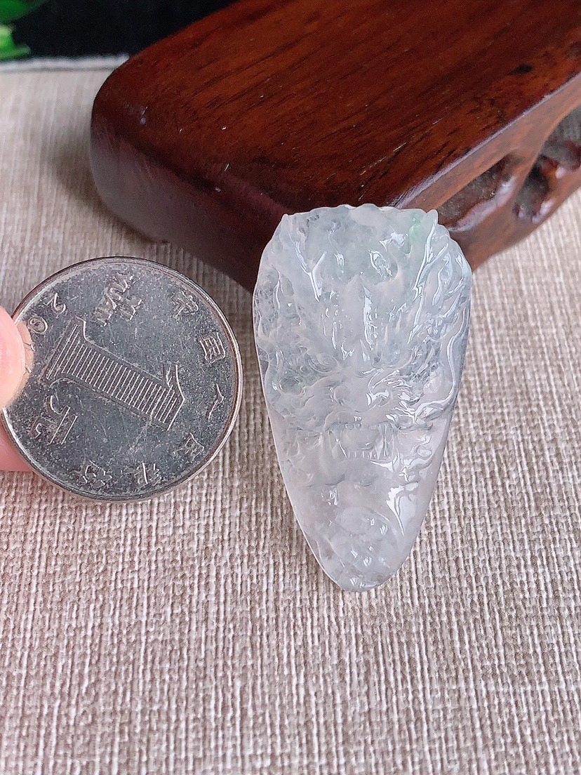 天然A货翡翠飘绿龙牌吊坠 
尺寸38-21.4-5.8mm 重量8.12g 0404