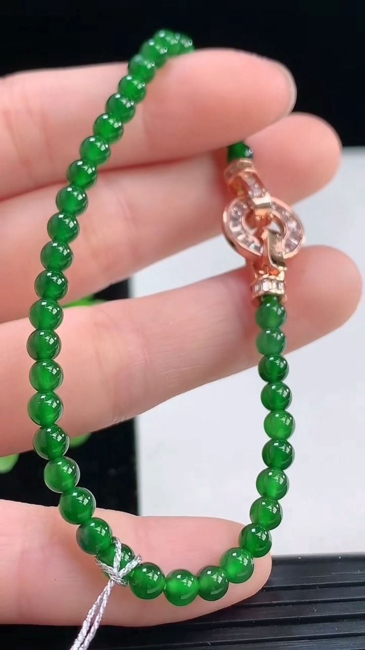 天然A货翡翠圆珠手串尺寸3.8重量:6.20g4月4日
工厂直销收藏佳品,种好水足，色泽均匀，有种有色，上手高大气！