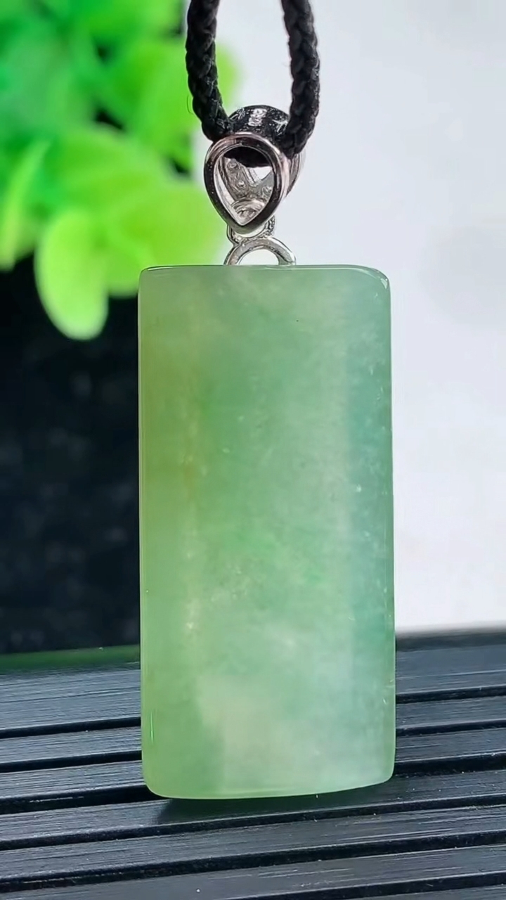 天然A货翡翠无事牌吊坠尺寸28.9-13.6-4.2重量:5.06g
4月4日