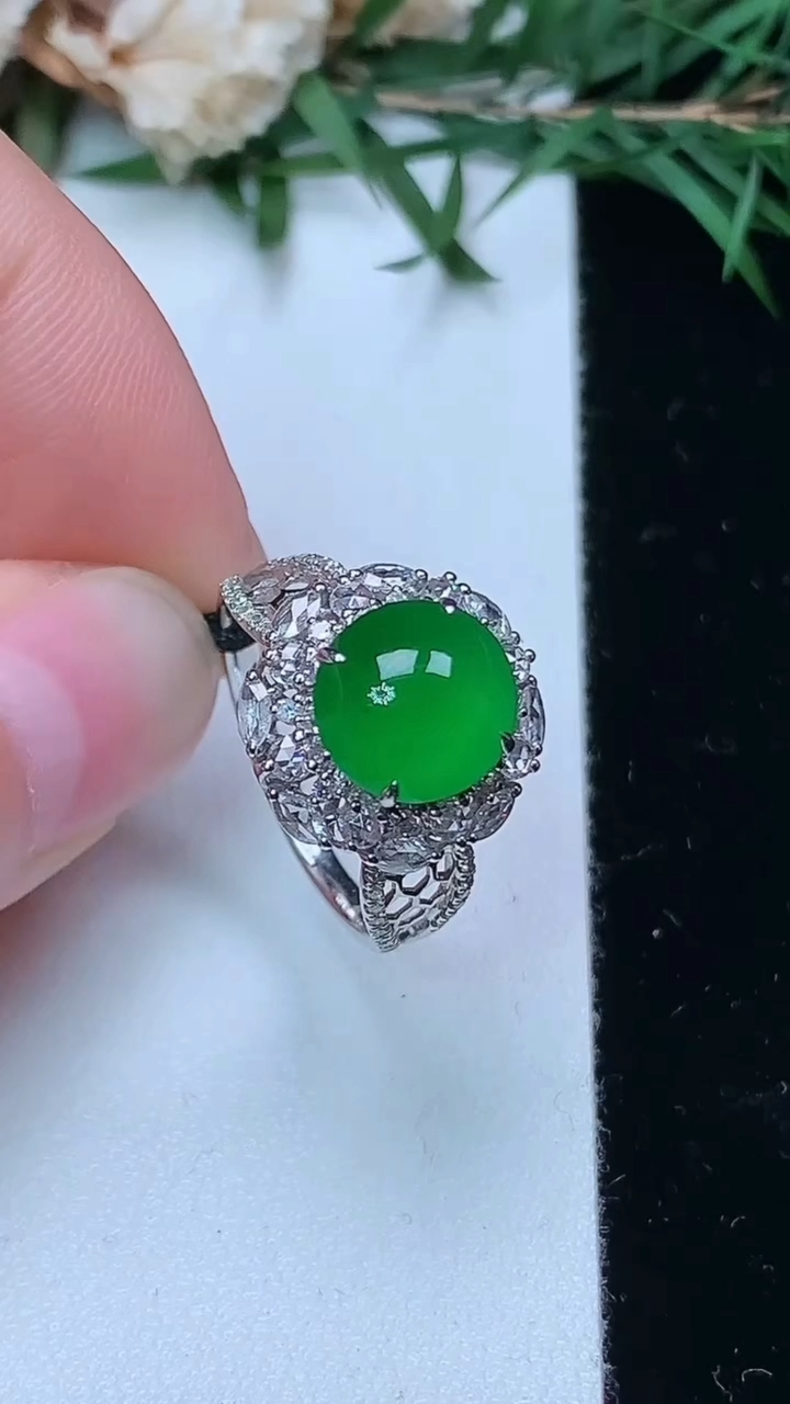 天然A货翡翠蛋面戒指，尺寸16.9-8.9-8.4，重量:3.80g2026年4月4日
工厂直销收藏