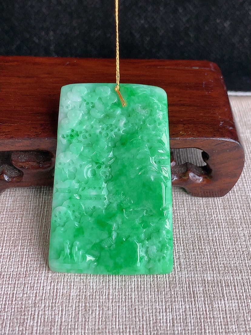 天然A货翡翠满绿意境山水牌吊坠  
尺寸51.3-33-5mm 重量20.14g 0404