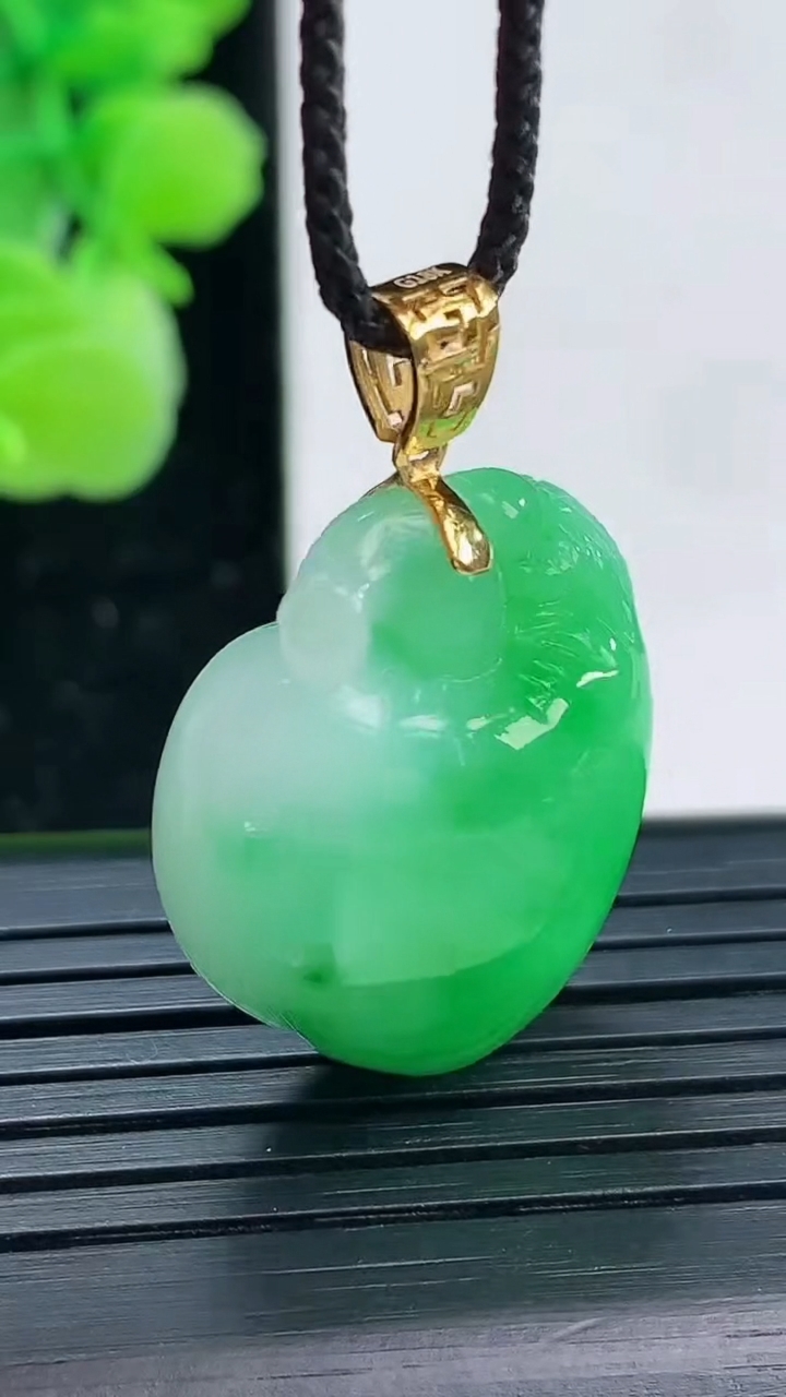 天然A货翡翠寿桃吊坠尺寸25.3-19.6-12.1重量:9.55g
4月4日
