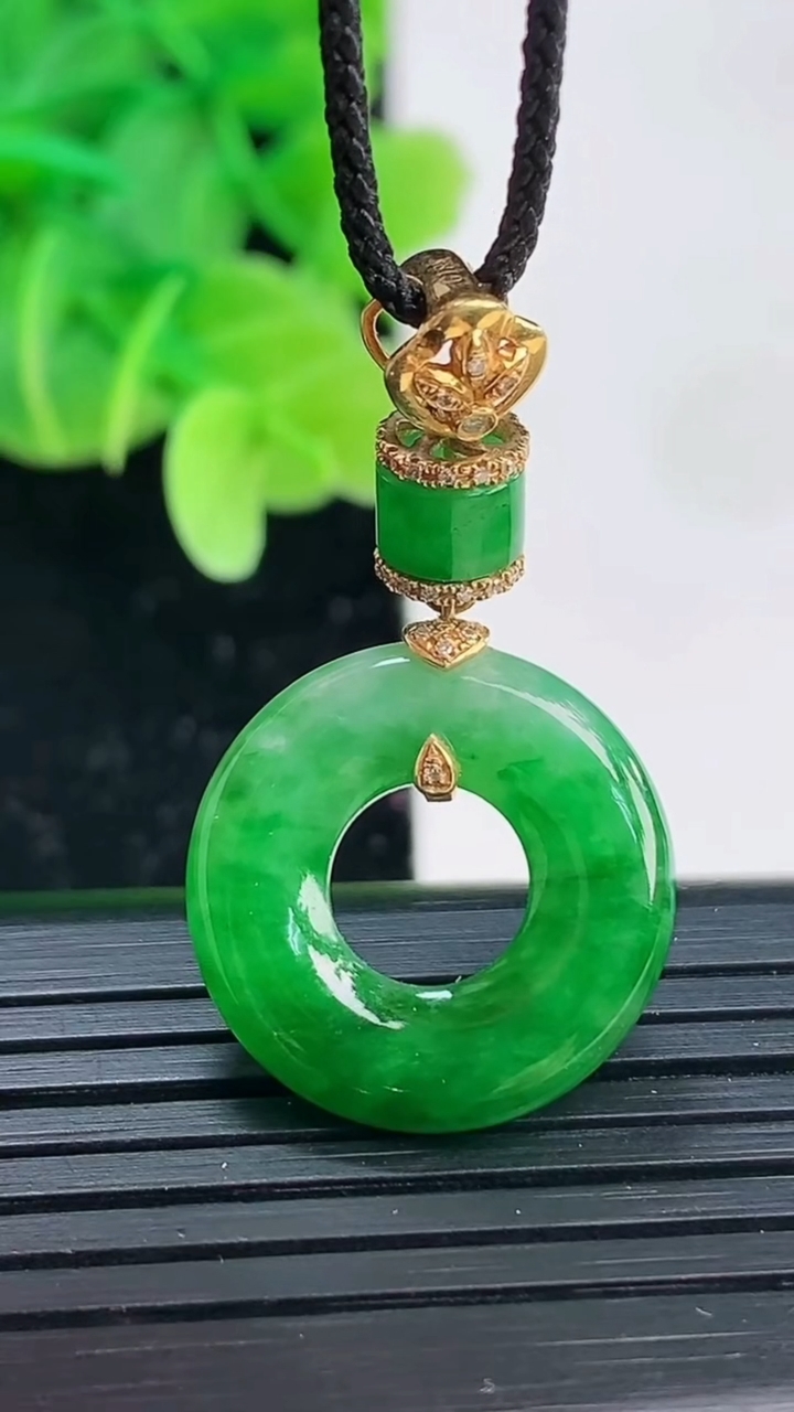 天然A货翡翠平安环吊坠尺寸18.9-3.4重量:3.65g
4月4日