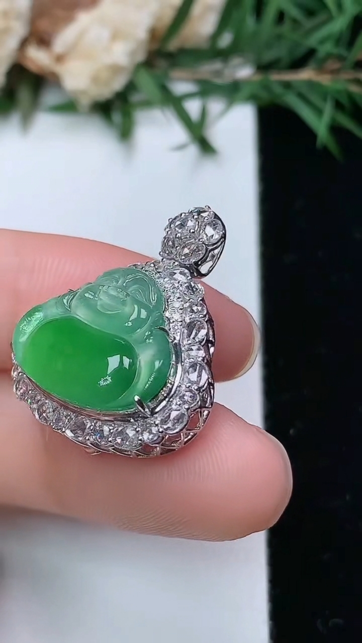 天然A货翡翠佛公吊坠，尺寸25-20.7-10.7，裸石13-16.8，重量:4.69g
4月4日