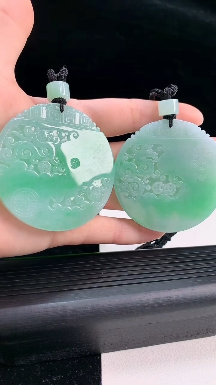 天然A货翡翠复古龙牌吊坠一对尺寸53-6.2重量:95.90g
4月4日