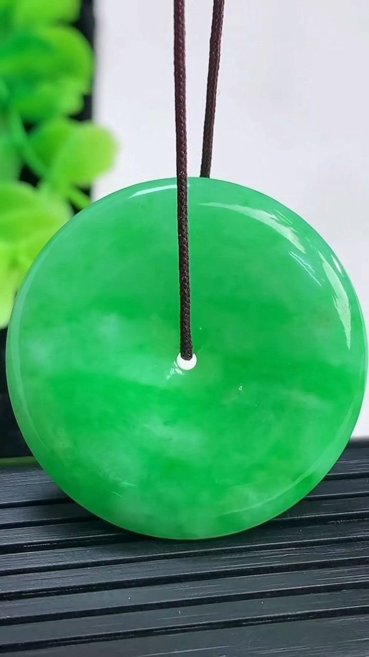 天然A货翡翠平安扣吊坠尺寸32.5-5.2重量:12.52g
4月4日