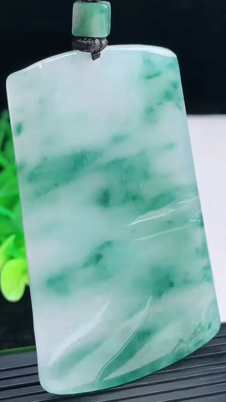 天然A货翡翠种飘花不动明王吊坠尺寸64.7-39.9-5.5重量:40.68g
4月4日