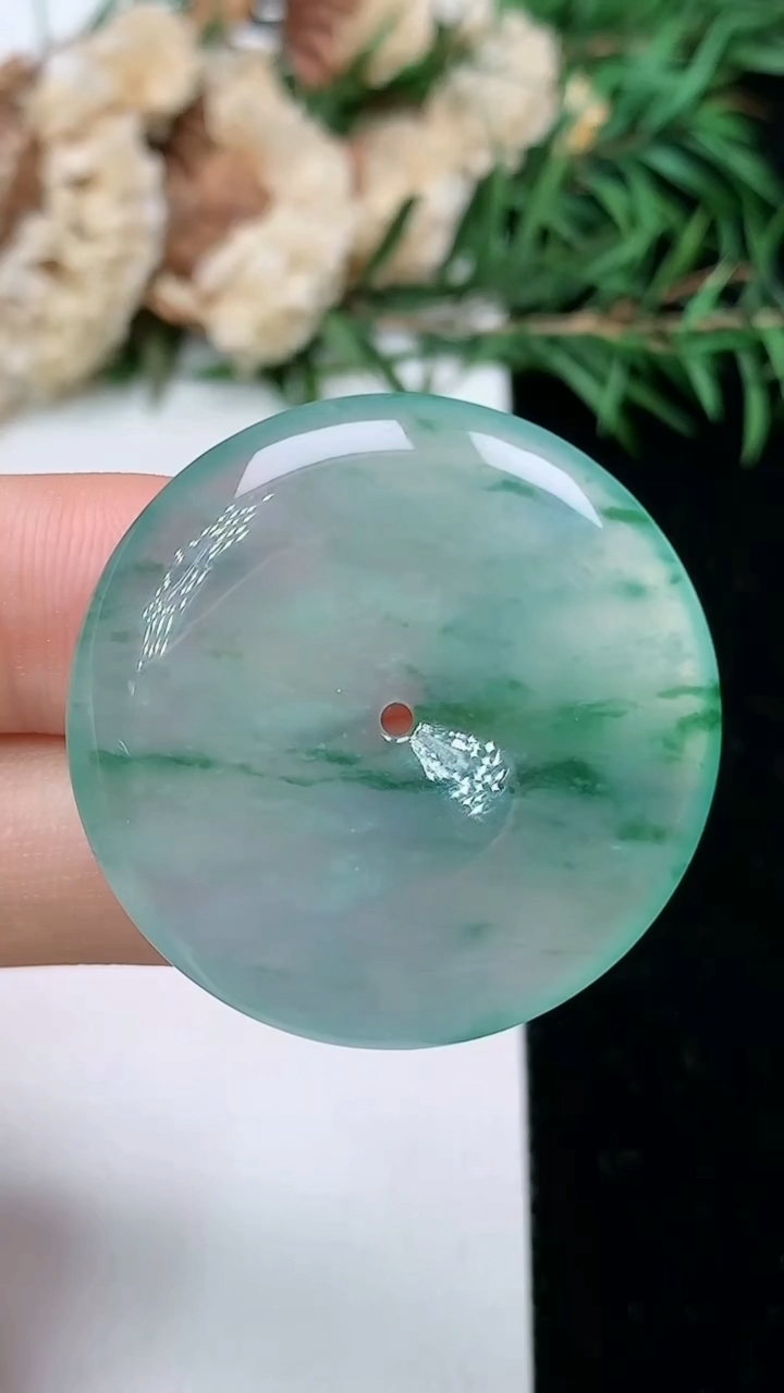 天然A货翡翠飘花平安扣吊坠，尺寸31.2-5.3，重量:10.53g
4月4日