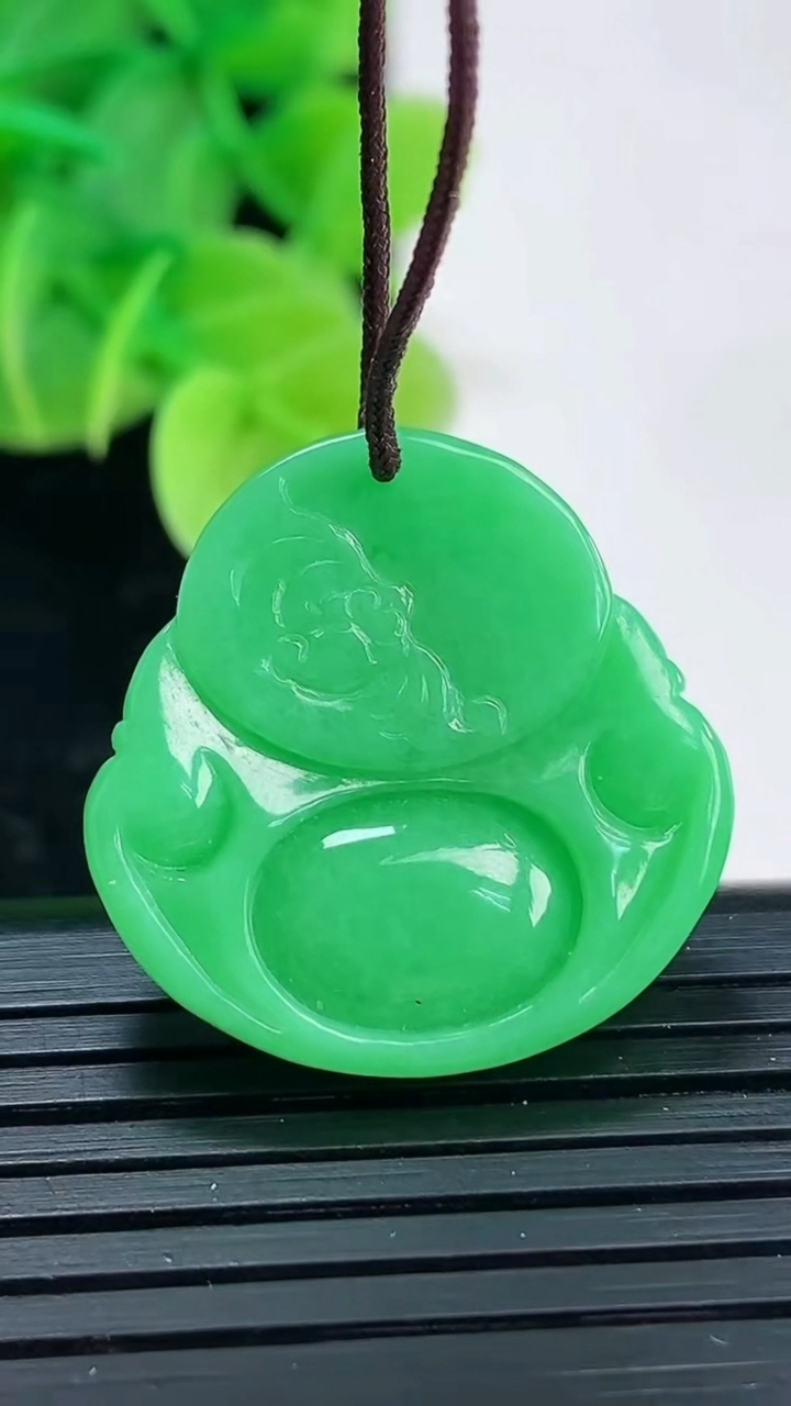 天然A货翡翠佛公吊坠尺寸24.6-24.4-5.9重量:6.18g
4月4日