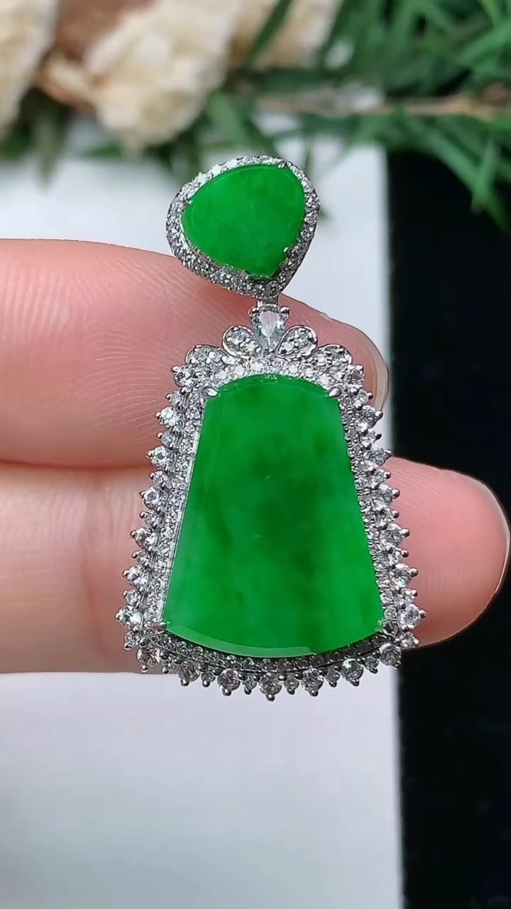 天然A货翡翠无事牌吊坠，尺寸30.4-17-8.7，裸石15.2-11.2，重量:4.97g
4月4