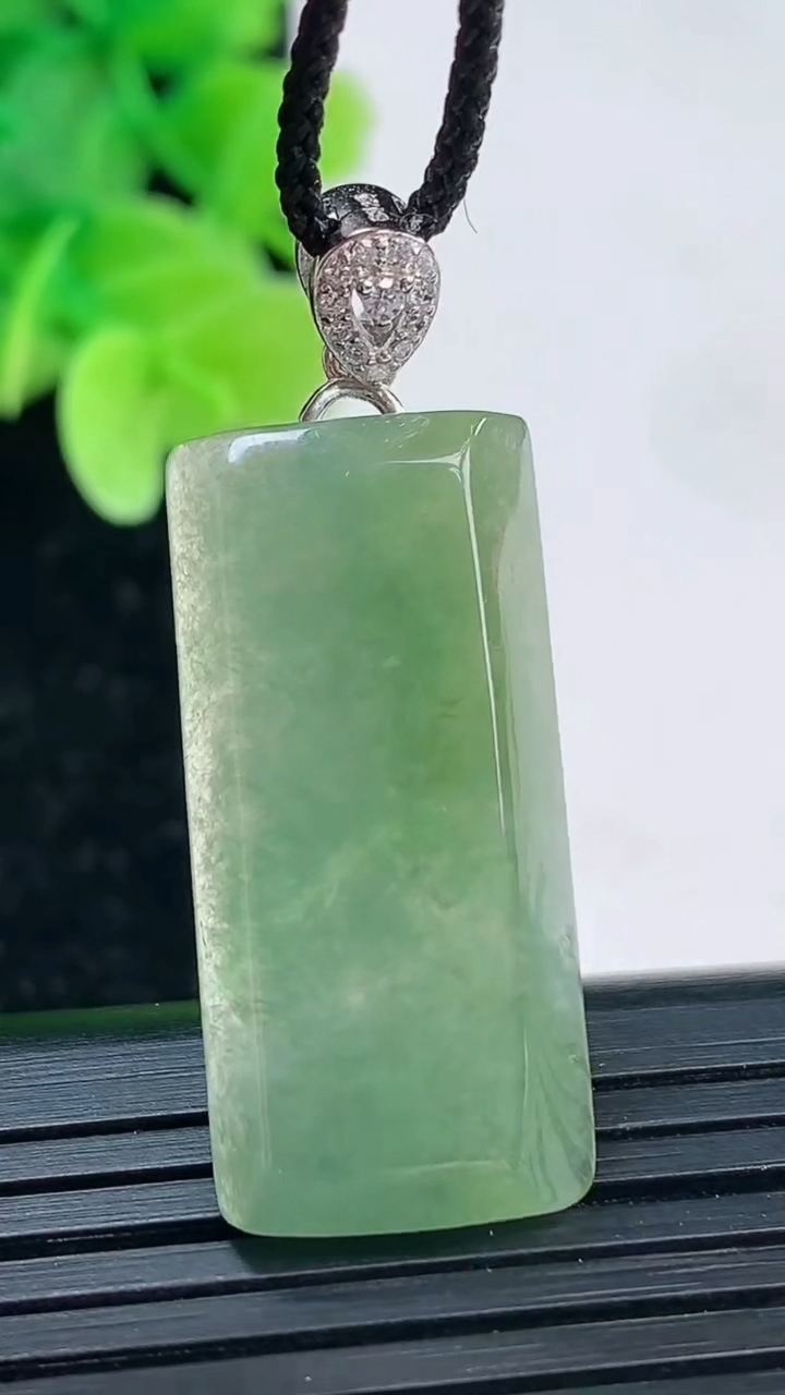 天然A货翡翠无事牌吊坠尺寸28.9-13.6-4.2重量:5.06g
4月4日