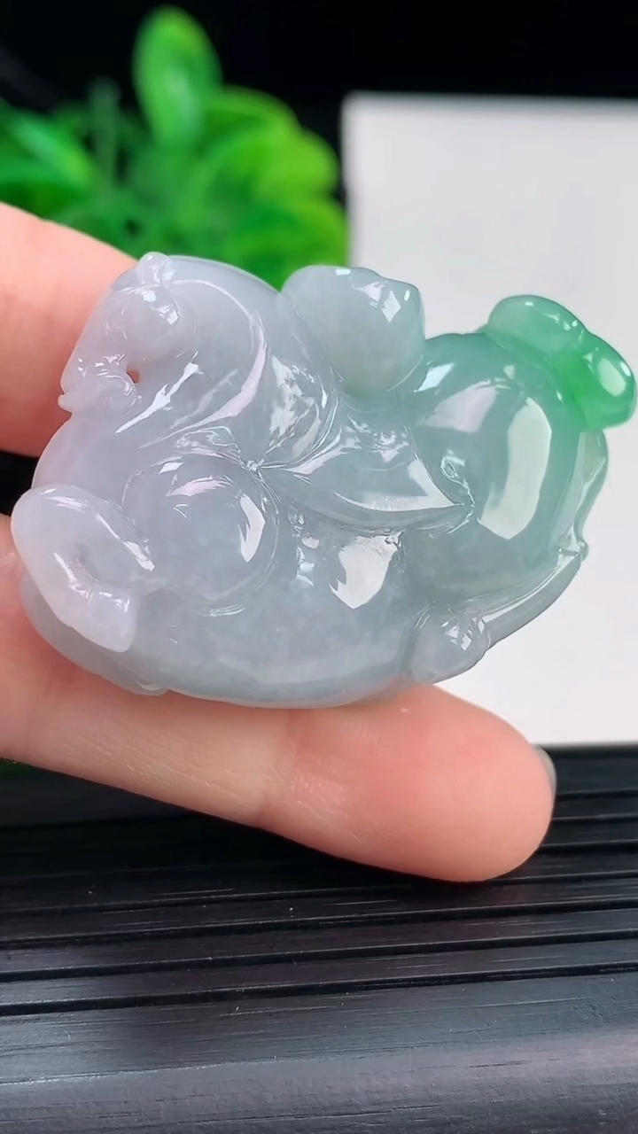 天然A货翡翠生肖马吊坠尺寸28.7-30.6-12.1重量:29.30g
4月4日