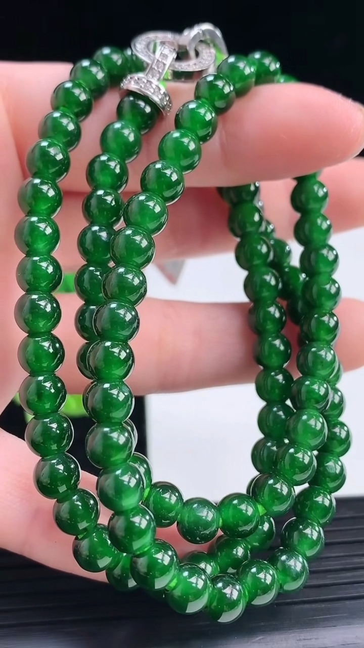 天然A货翡翠圆珠项链尺寸6.2-98颗重量:33.98g
4月4日