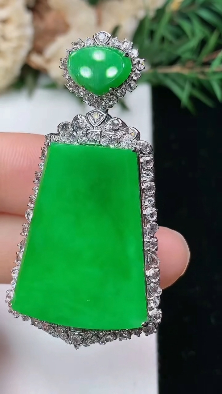 天然A货翡翠无事牌吊坠，尺寸47.8-24.3-10.5，裸石26.2-19.8，重量:11.80g
4月4日