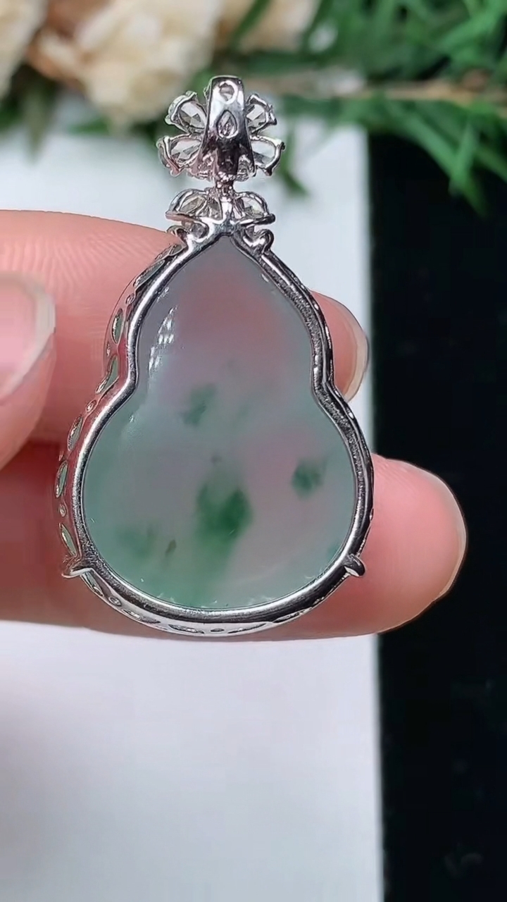 天然A货翡翠飘花葫芦吊坠，尺寸23.5-18-9.3，重量:6.65g
4月4日