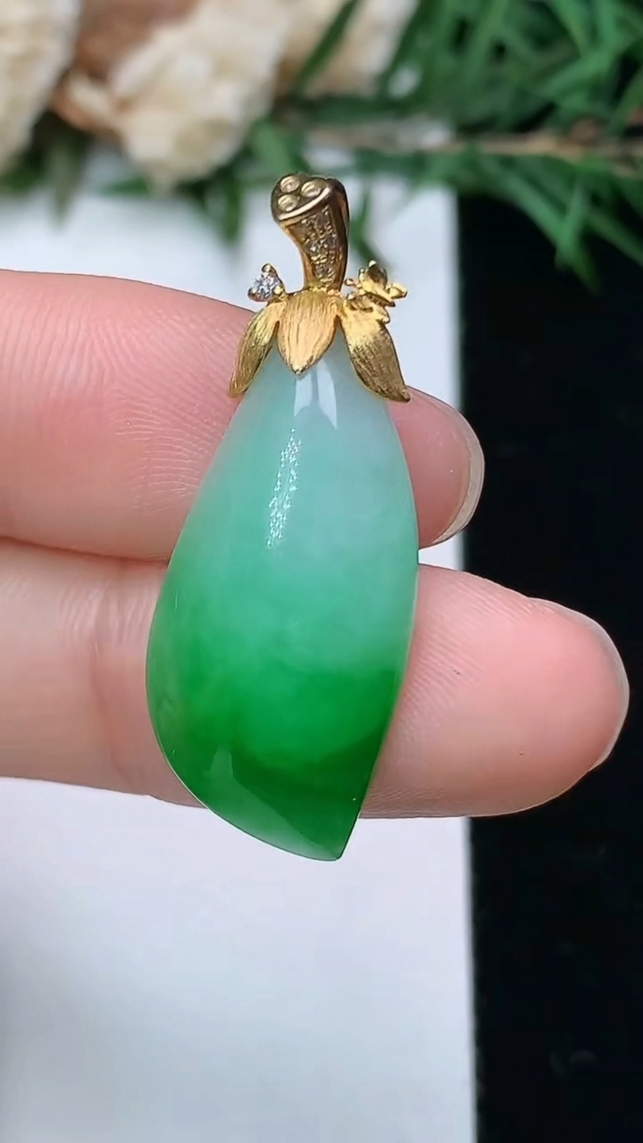 天然A货翡翠随形吊坠，尺寸24.7-12-6.3，重量:3.95g
4月4日