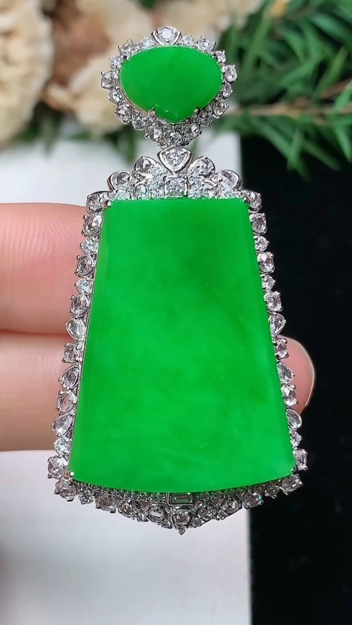 天然A货翡翠无事牌吊坠，尺寸47.8-24.3-10.5，裸石26.2-19.8，重量:11.80g