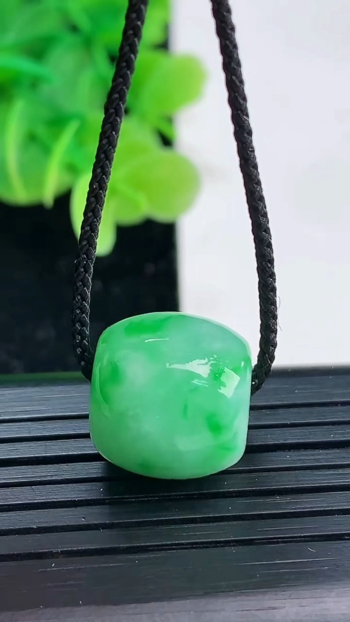 天然A货翡翠路路通吊坠尺寸14.3-13.1重量:5.41g
4月4日