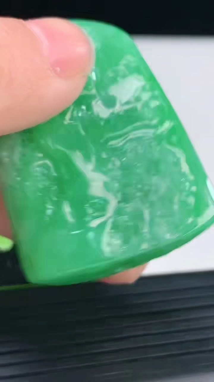 天然A货翡翠山水牌吊坠尺寸43.9-34.2-15.7重量:41.56g
4月4日