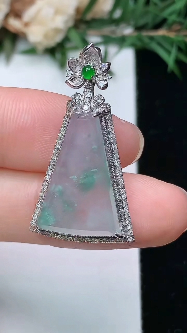 天然A货翡翠无事牌吊坠，尺寸30.9-17-7.6，裸石18.5-12.6，重量:3.53g
4月4日