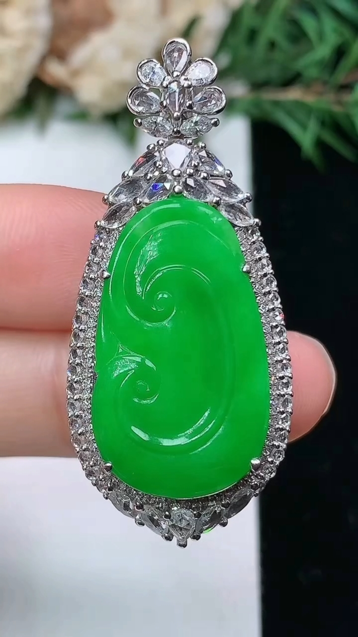 天然A货翡翠如意吊坠，尺寸42.9-19.2-10，裸石24.3-14.5
4月4日，重量:10.7