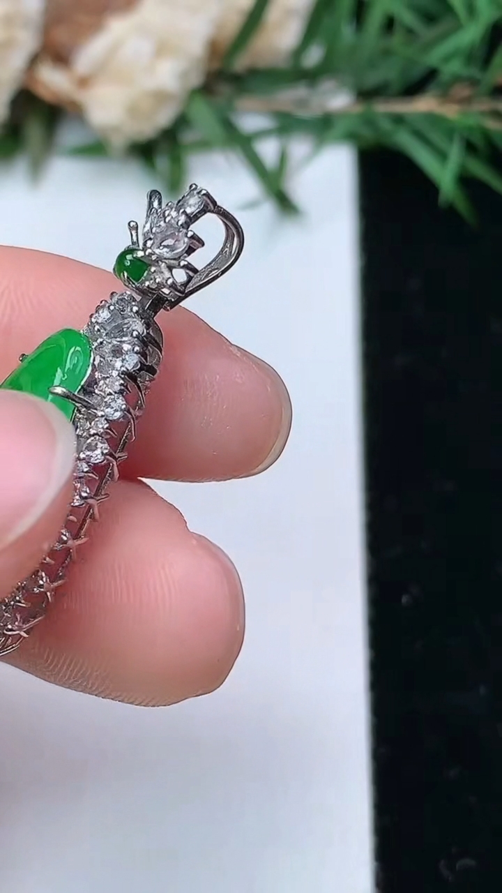 天然A货翡翠如意吊坠，尺寸32-15-6.9，裸石19-11.5，重量:3.61g
4月4日