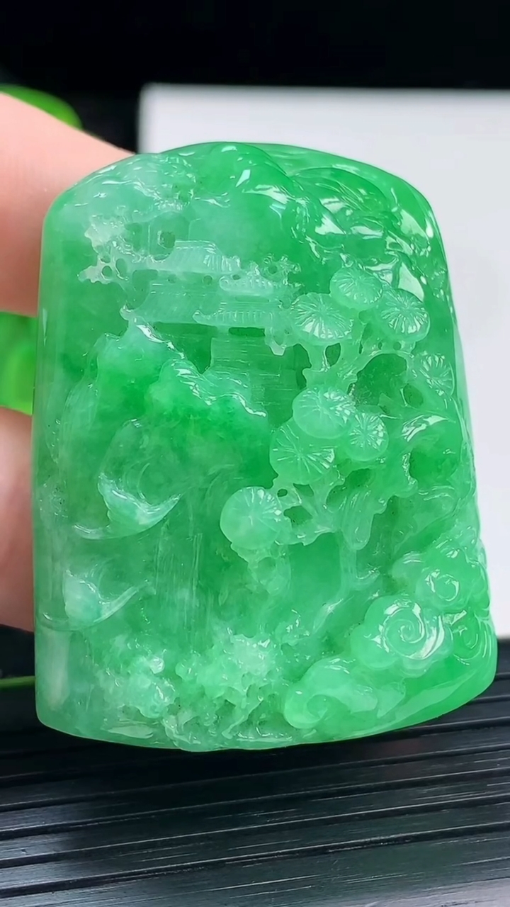 天然A货翡翠山水牌吊坠尺寸43.9-34.2-15.7重量:41.56g
4月4日