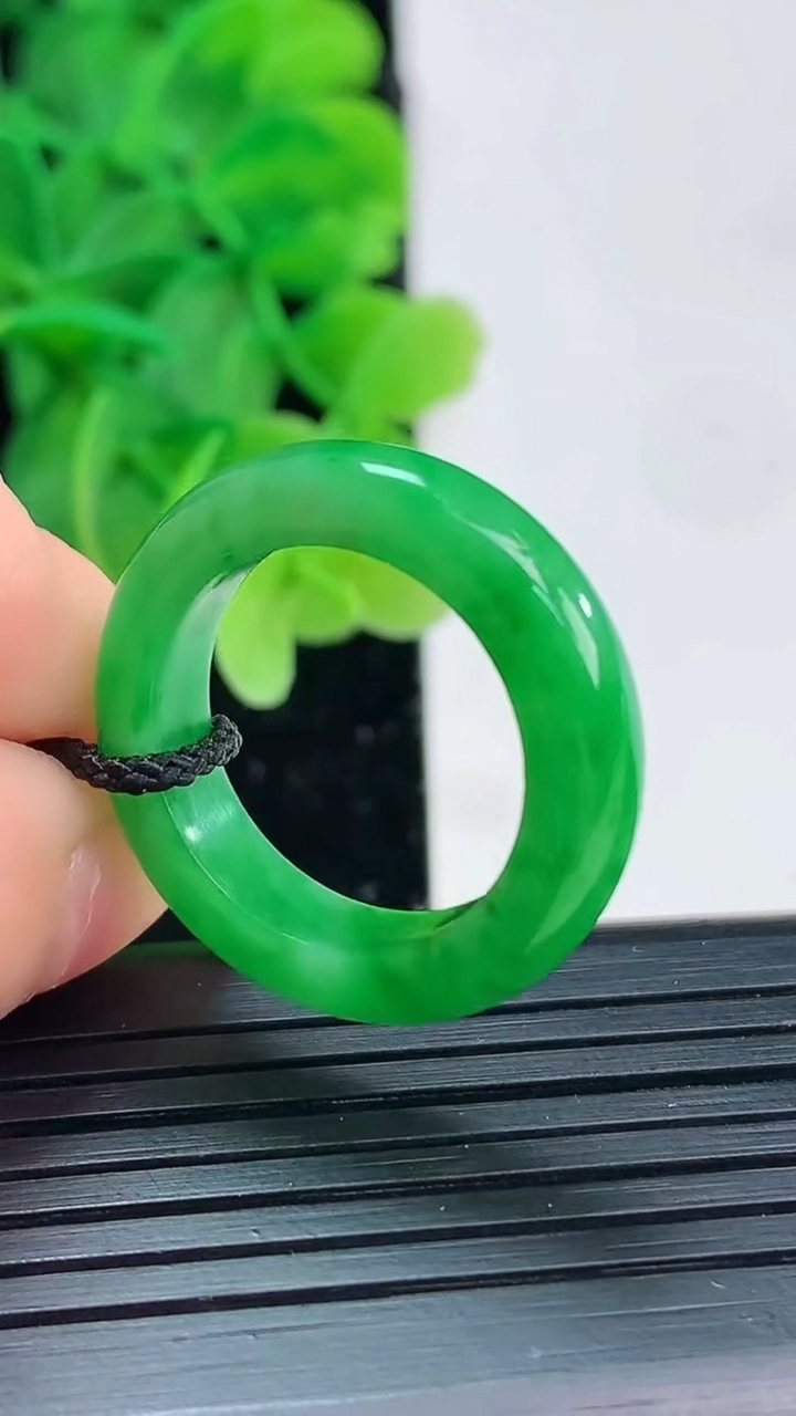 天然A货翡翠指环戒指尺寸17.5-5.5-3.9重量:4.38g2026年4月4日
工厂直销收藏佳品,种好水足，色泽均匀，有种有色，上手高大气！