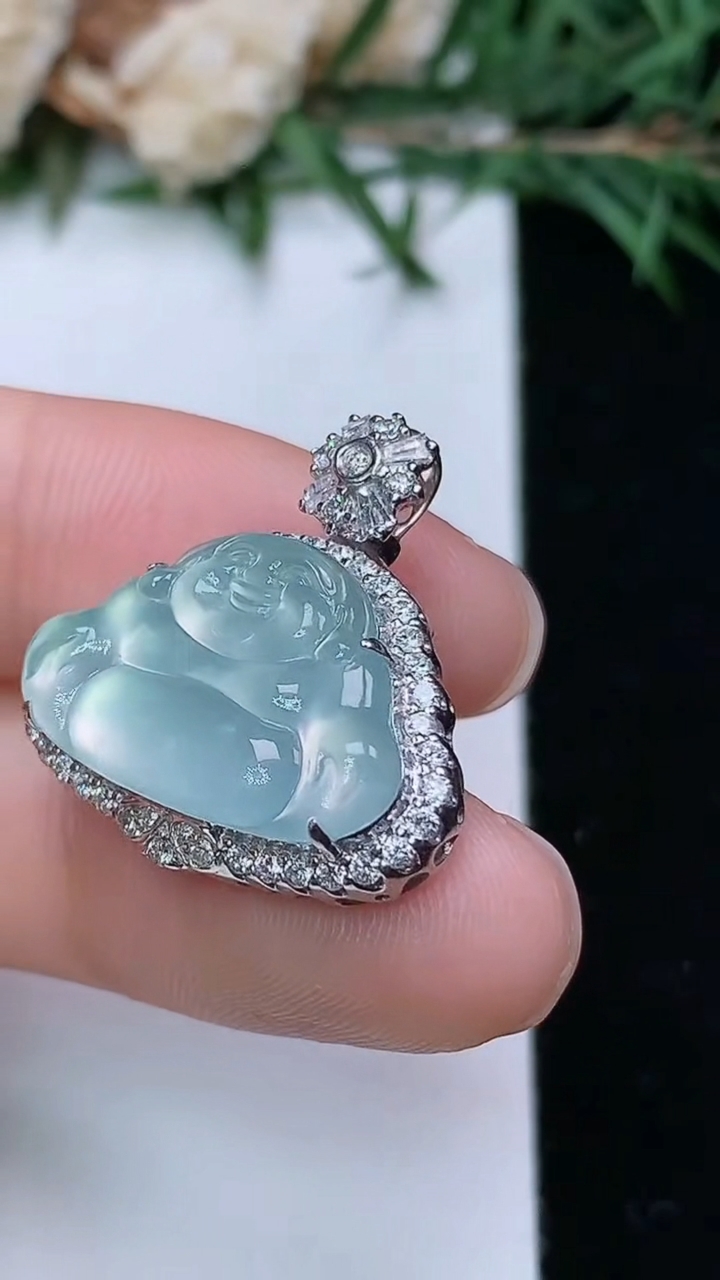 天然A货翡翠白冰佛公吊坠，尺寸22.2-22-6.8，裸石12.5-19.6，重量:3.91g
4月4日