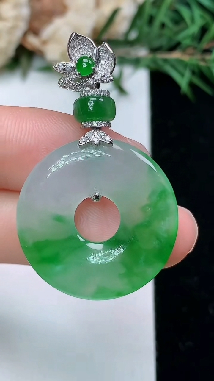 天然A货翡翠平安环吊坠，尺寸24.9-3.7，重量:6.49g
4月4日