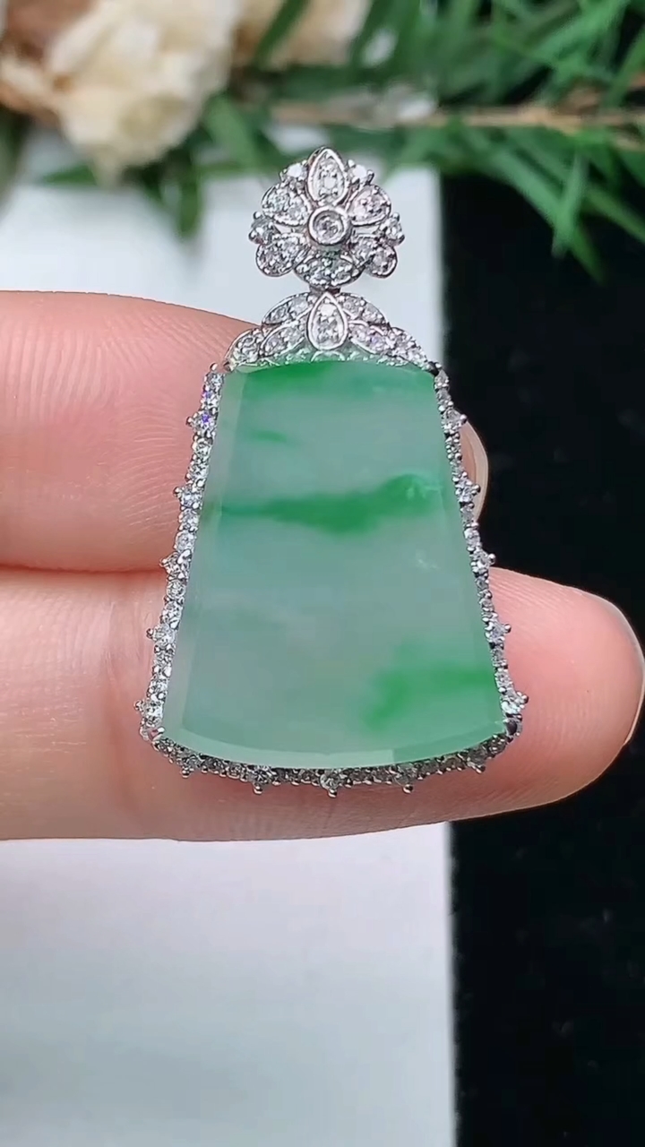 天然A货翡翠无事牌吊坠，尺寸29.2-17.6-8.6，裸石17.8-14，重量:4.35g
4月4