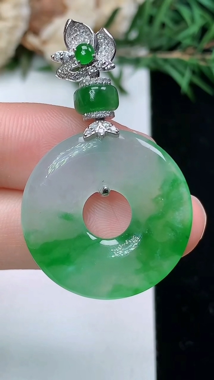 天然A货翡翠平安环吊坠，尺寸24.9-3.7，重量:6.49g
4月4日