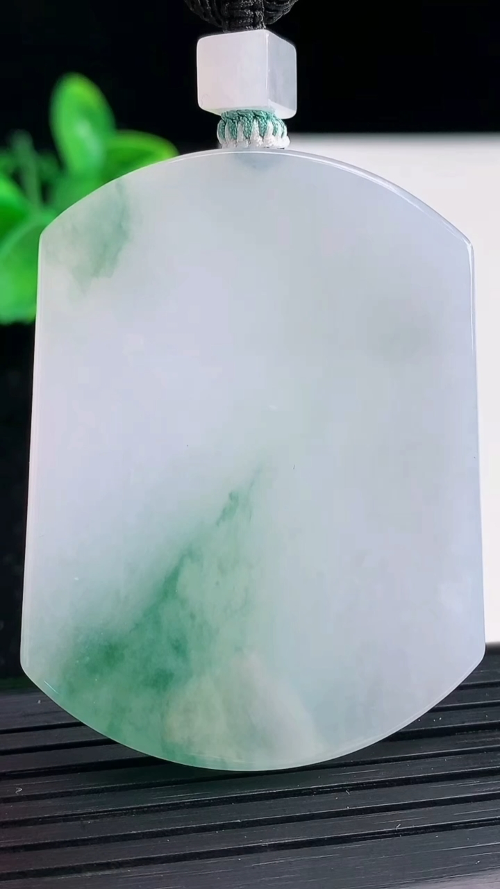 天然A货翡翠飘花无事牌吊坠尺寸54-41-6重量:43.76g
4月4日