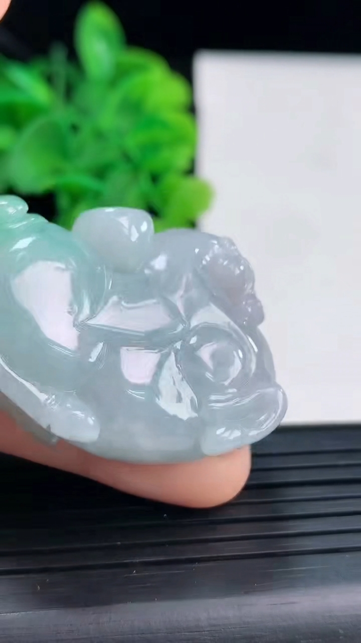 天然A货翡翠生肖马吊坠尺寸28.7-30.6-12.1重量:29.30g
4月4日