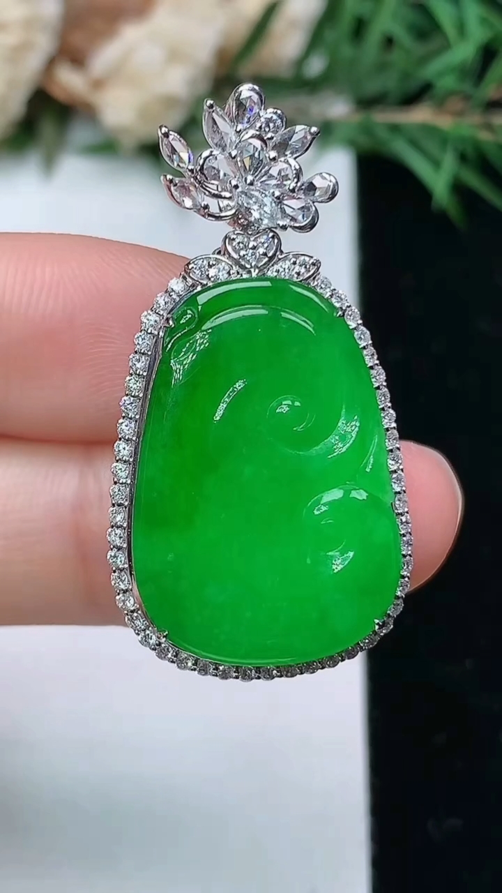 天然A货翡翠如意吊坠，尺寸36.2-18.8-8.3
4月4日