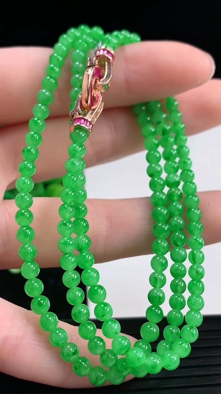 天然A货翡翠小米珠项链尺寸3.5-148颗重量:13.88g4月4日
工厂直销收藏佳品,种好水足，色
