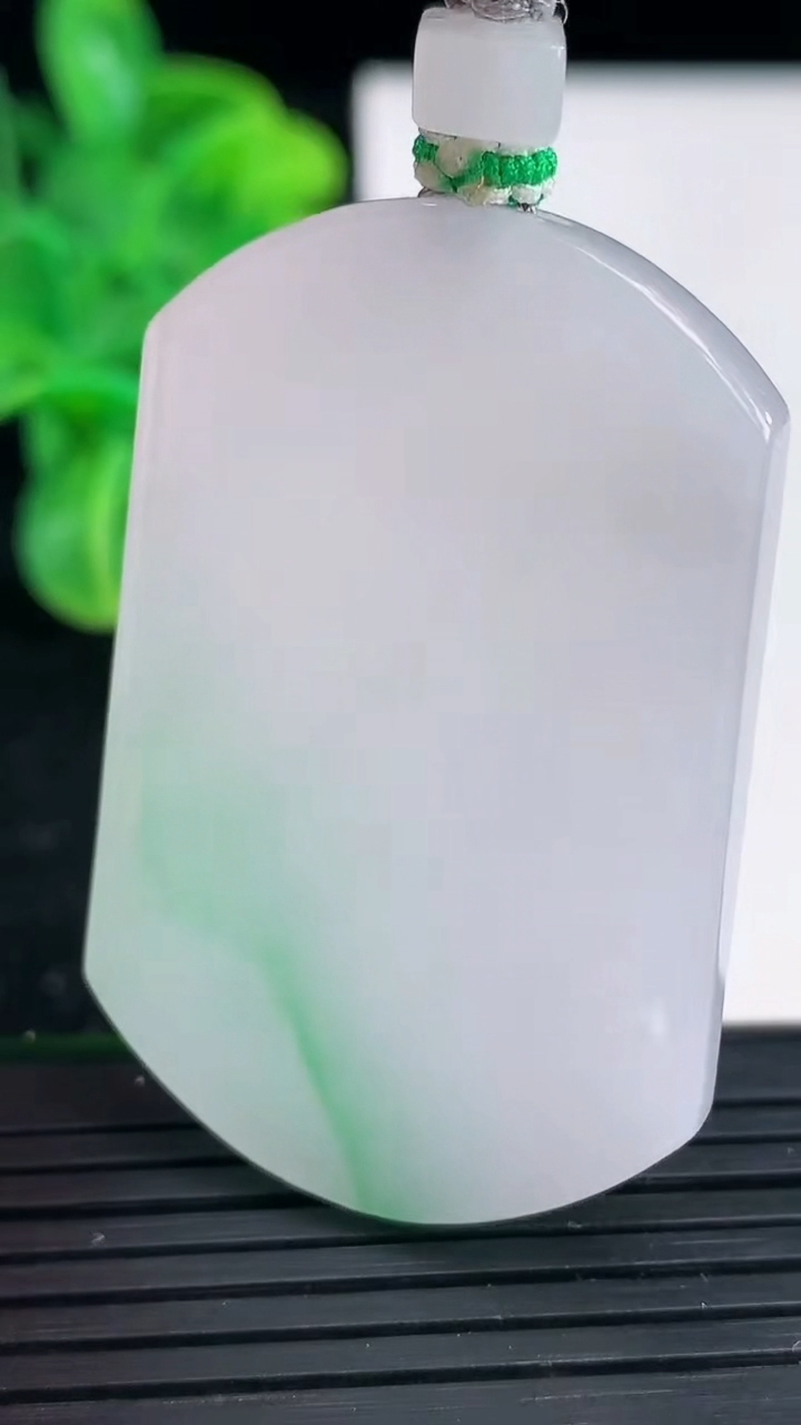 天然A货翡翠无事牌吊坠尺寸47.7-31.3-5.2重量:25.52g
4月4日