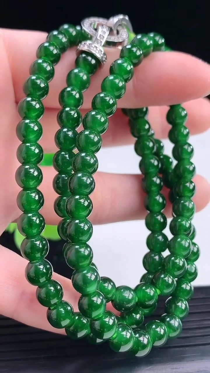 天然A货翡翠圆珠项链尺寸6.2-98颗重量:33.98g
4月4日