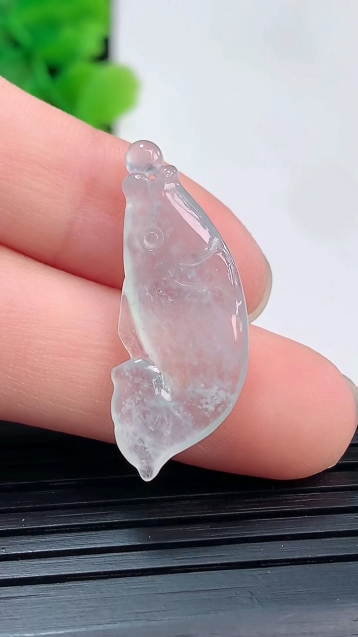 天然A货翡翠年年有余吊坠尺寸29.5-10.9-3.7重量:2.20g
4月4日