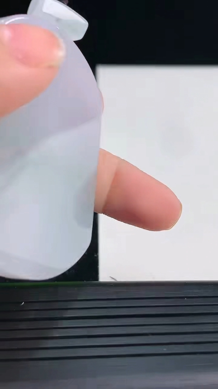 天然A货翡翠飘花无事牌吊坠尺寸54.7-43.7-5.8重量:42.98g
4月4日