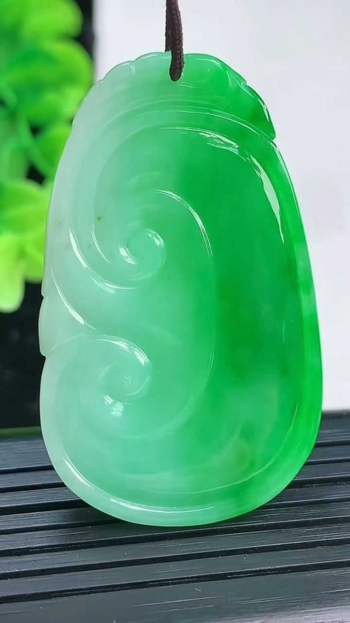 天然A货翡翠如意吊坠尺寸45.1-26.7-4.5重量:13.26g
4月4日