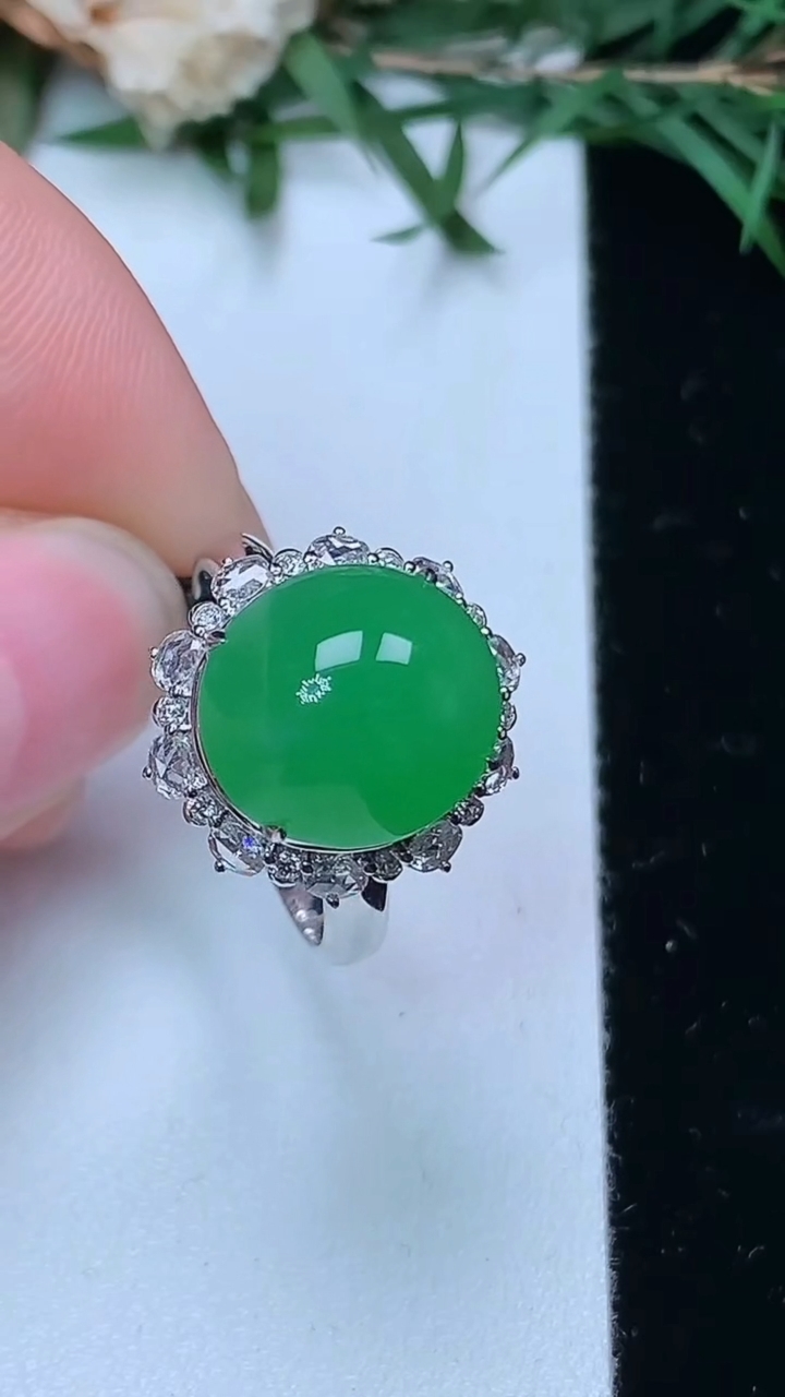 天然A货翡翠蛋面戒指，尺寸17.2-11.9-10.8，重量:4.31g2026年4月4日
工厂直销