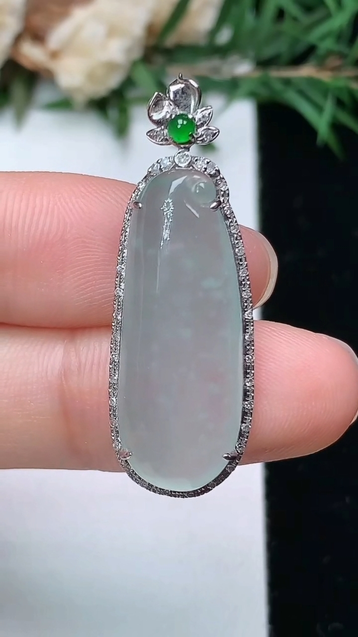 天然A货翡翠福瓜吊坠，尺寸34.4-11.7-6.8，裸石25.5-10，重量:3.95g
4月4日