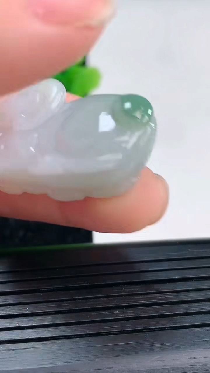 天然A货翡翠生肖羊吊坠尺寸20-34-11.2重量:16.39g
4月4日