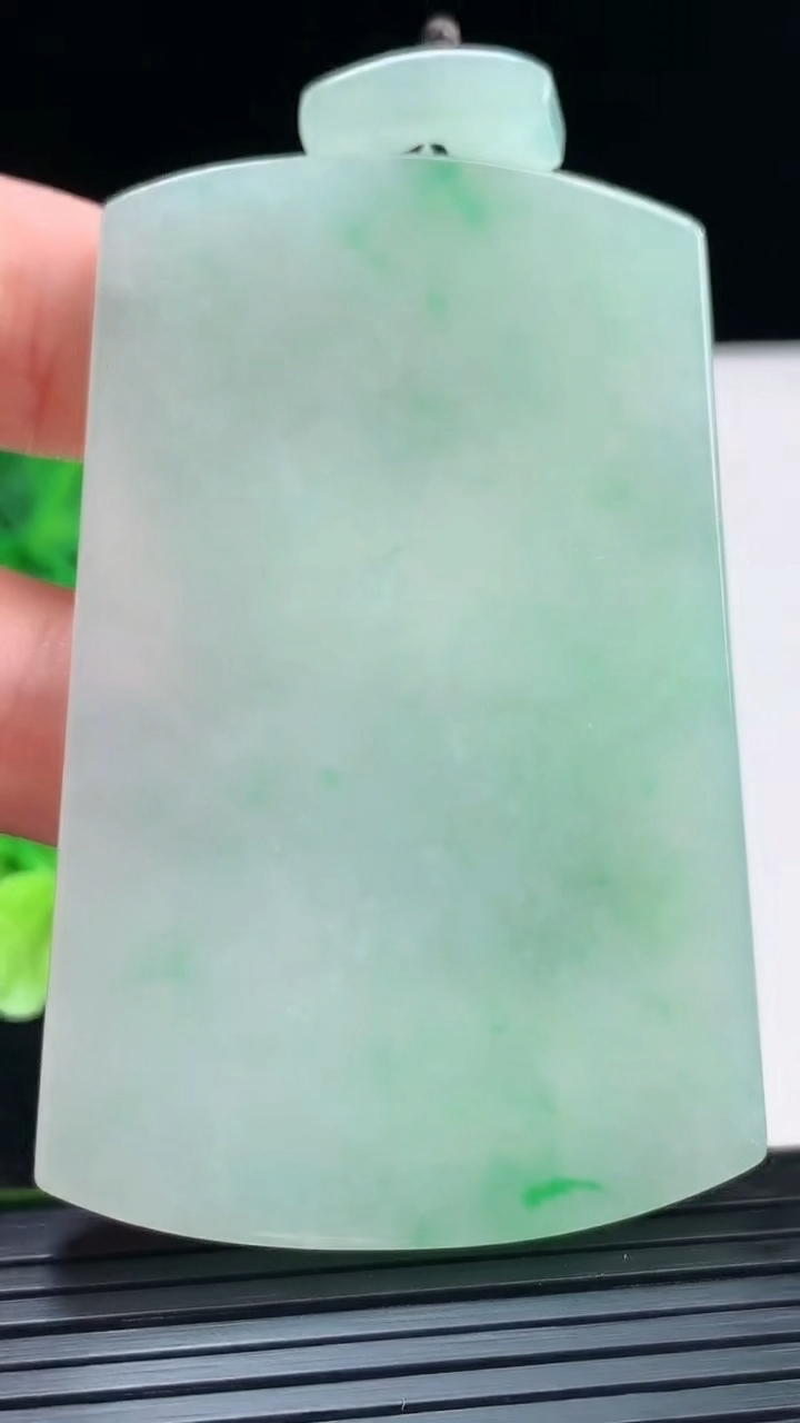 天然A货翡翠无事牌吊坠尺寸63.5-42.1-5.5重量:46.09g
4月4日