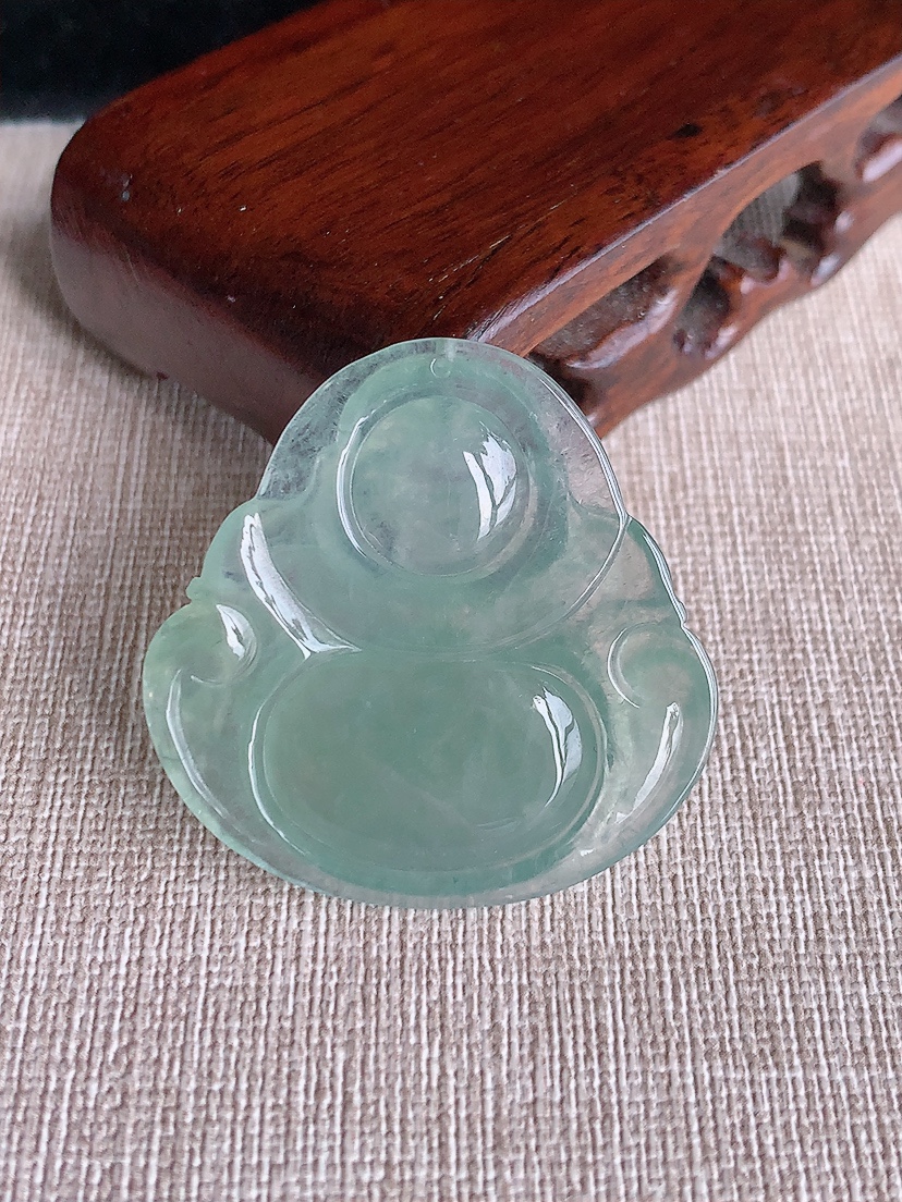 天然A货翡翠晴水佛公吊坠 
尺寸37.7-37.6-5.5mm 重量12.58g 0404