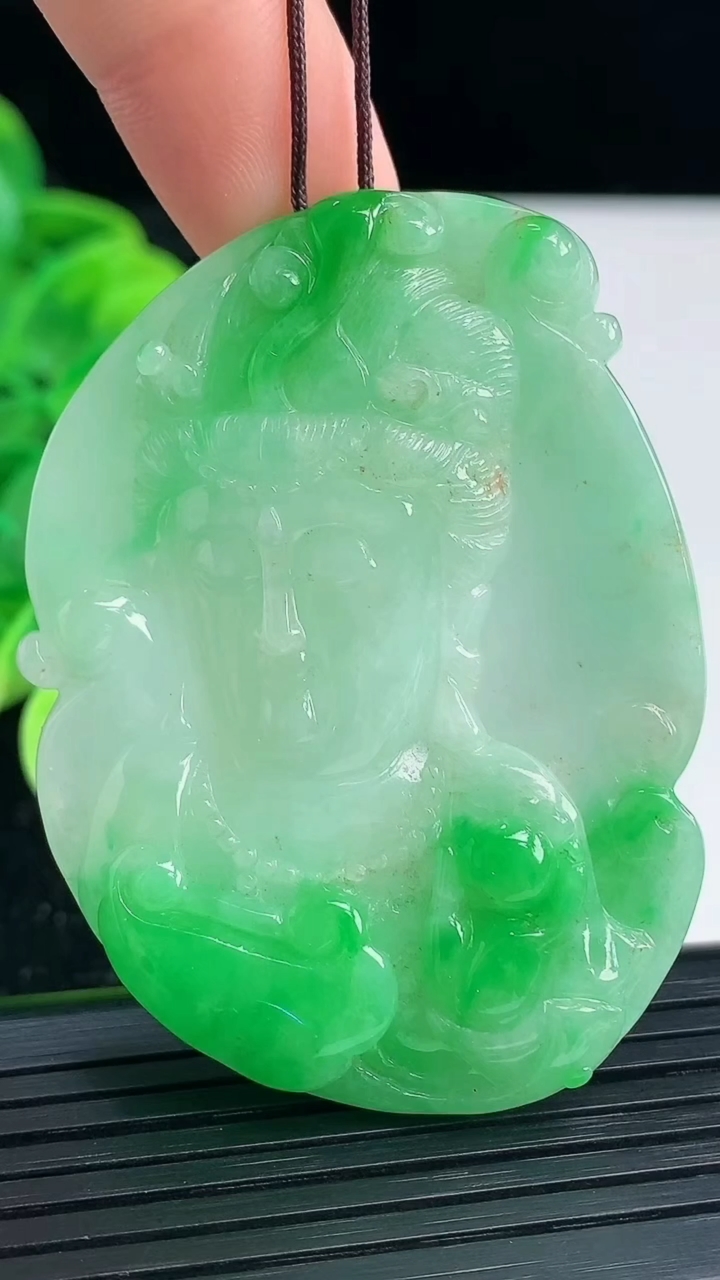 天然A货翡翠度母观音吊坠尺寸54.1-40.5-7.8重量:29.09g
4月4日